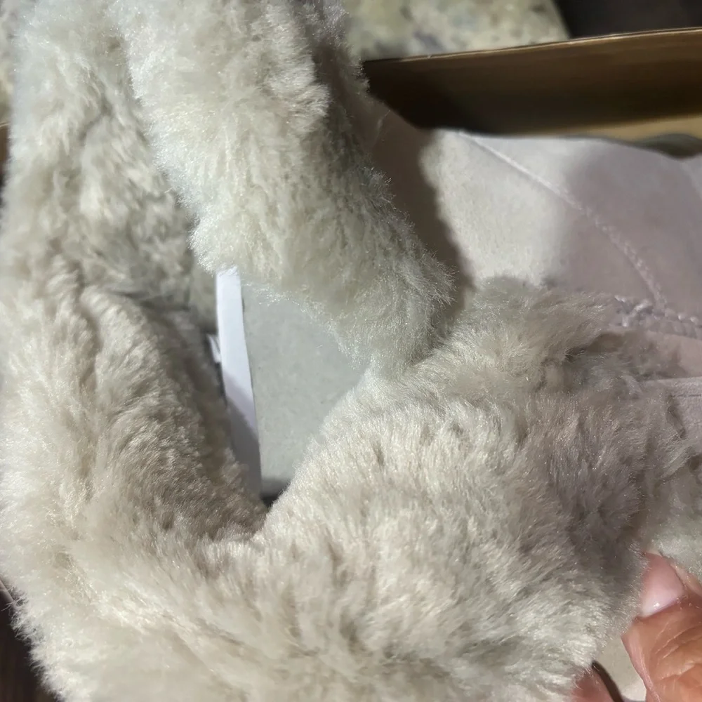 Lamo sheepskin leather boots new in box size 5Y